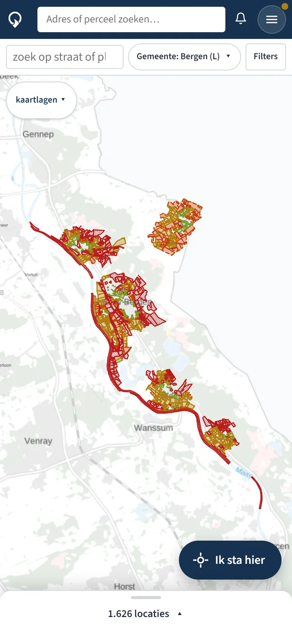 GEOSHARQ op een telefoon: de kaart van Bergen (L) met gekleurde percelen en de knop Ik sta hier.